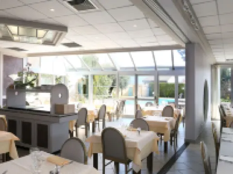 PoMo Hôtel & Restaurant Hôtels à : Échirolles