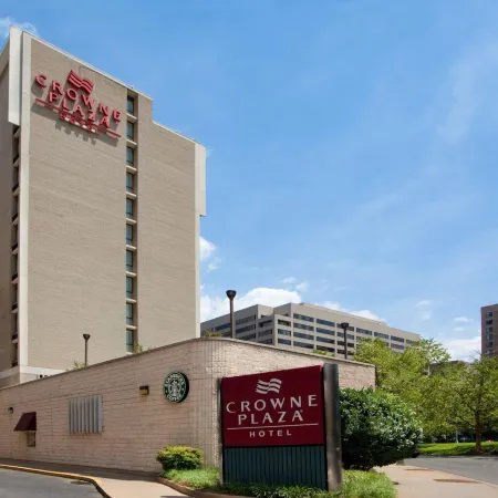 Crowne Plaza CRYSTAL CITY-WASHINGTON, D.C. by IHG Отели рядом с достопримечательностью «Военный мемориал морской пехоты»