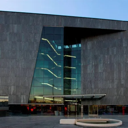 NH Madrid Las Tablas Отели рядом с достопримечательностью «Станция метро Montecarmelo»