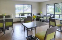 Ramada by Wyndham Kingston - breakfast