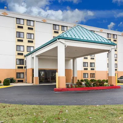 Comfort Inn Hotels near Ballou Recreation Center