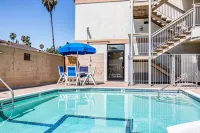 Hyland Inn Near Pasadena Civic Center - Pools