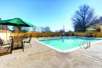La Quinta Inn & Suites by Wyndham Atlanta Airport South - Pool