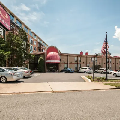 Econo Lodge Metro Hôtels à proximité de : Université Marymount