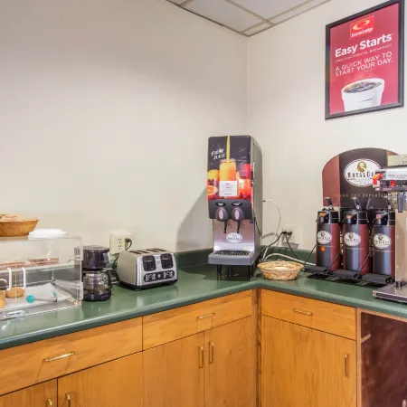 Perry Inn & Suites National Fairground I 75