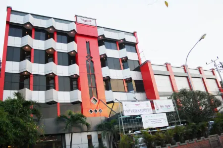 Grand Palace Hotel Отели рядом с достопримечательностью «Simpatik Aquarium»