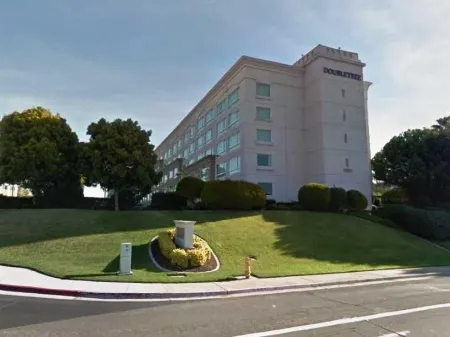 DoubleTree by Hilton San Diego Del Mar Отели рядом с достопримечательностью «Университет Калифорния, Сан-Диего»