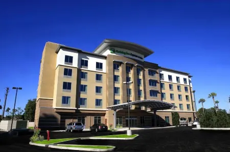Holiday Inn Express & Suites Anaheim Resort Area Отели рядом с достопримечательностью «Rte 66»
