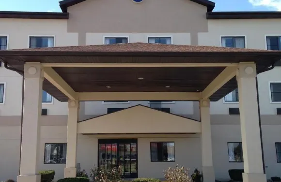 沙連凱藝套房酒店 - 近 I-57