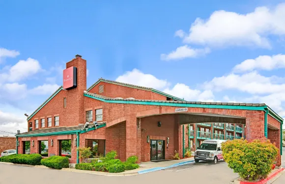 阿爾伯克基機場華美達酒店