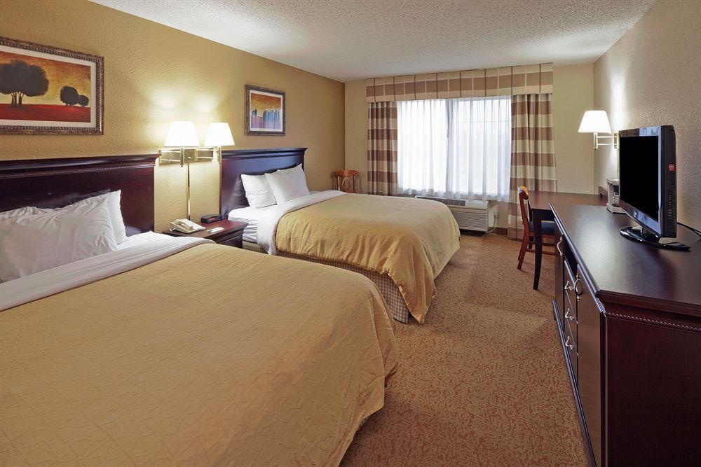 Country Inn & Suites by Radisson, West Bend, WI