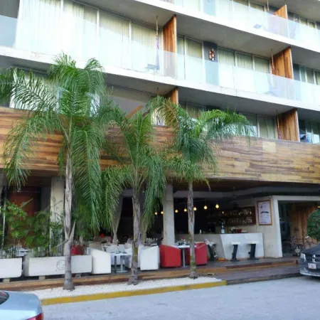 Be Playa Hotel Boutique & Rooftop Bar Отели рядом с достопримечательностью «Пляжный клуб Kool»