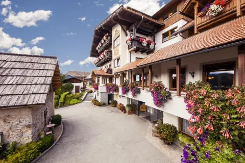Regitnig - 4 Sterne Hotel Und Chalets