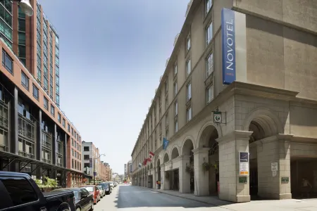 The Novotel Toronto Centre Отели рядом с достопримечательностью «Eskimo Art Gallery»
