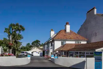 Lyme Bay House Hotels near Starcross