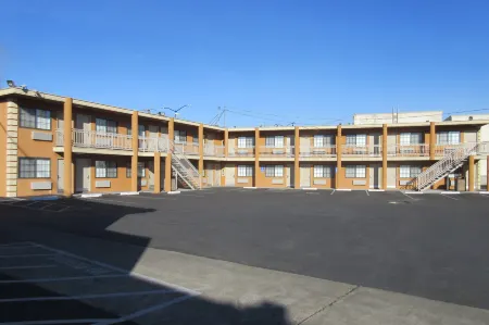 Rodeway Inn Отели рядом с достопримечательностью «Парк Тилден Риджинал»