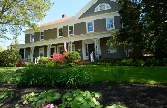 鐘樓旅館及小酒館