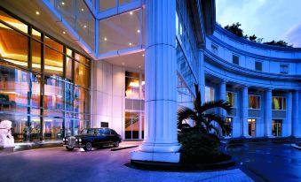 The Ritz-Carlton Jakarta, Mega Kuningan