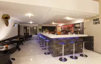 卡斯特倫全包套房酒店 - 酒吧