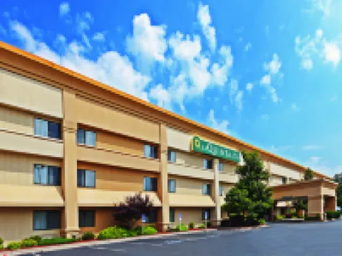 小石城北部麥凱恩購物中心拉昆塔温德姆套房酒店 北小石城酒店