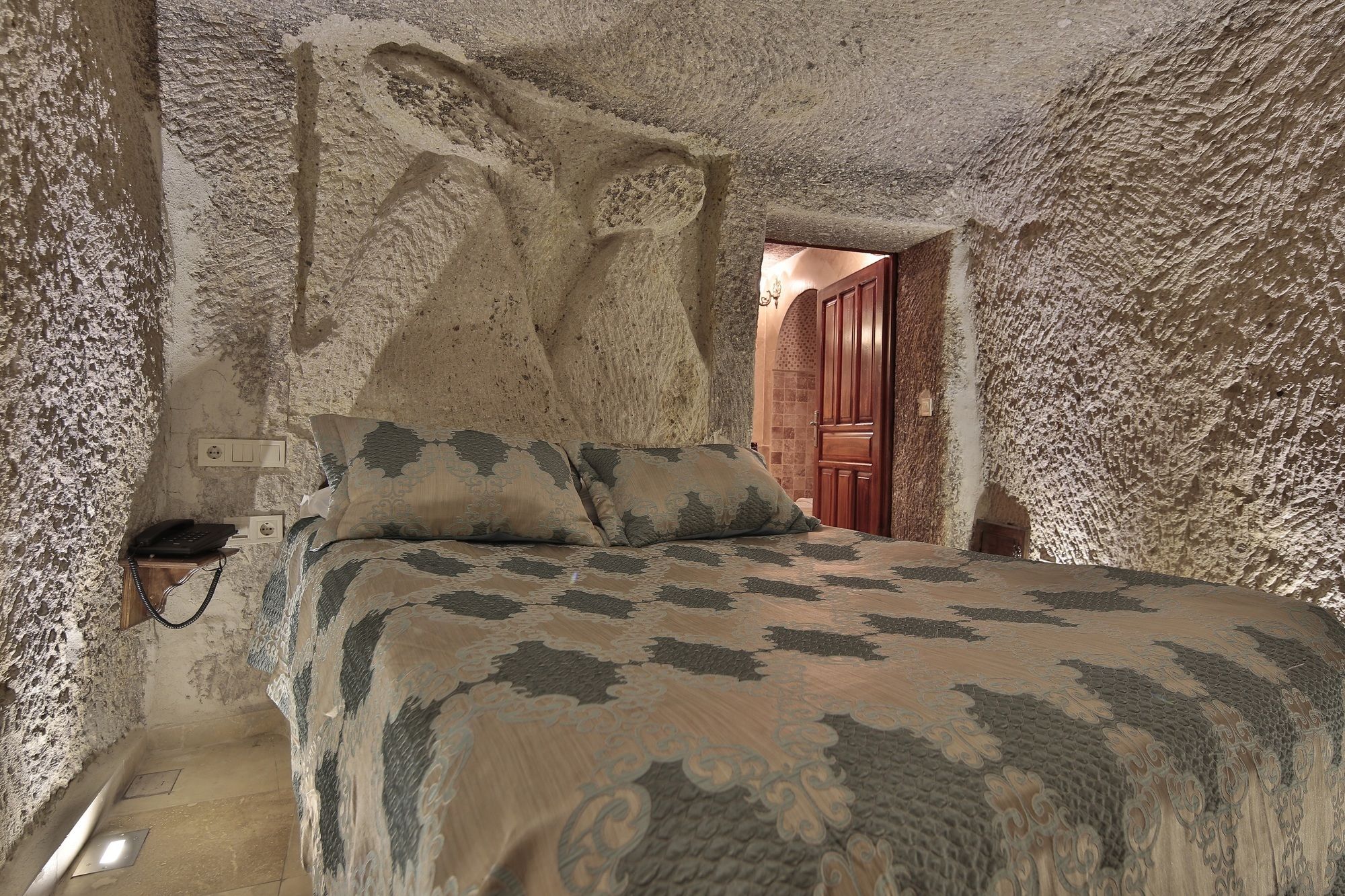 Shoestring Cave House