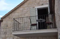 Villa Mama - Traditional Apartments in Omis, Free Parking
