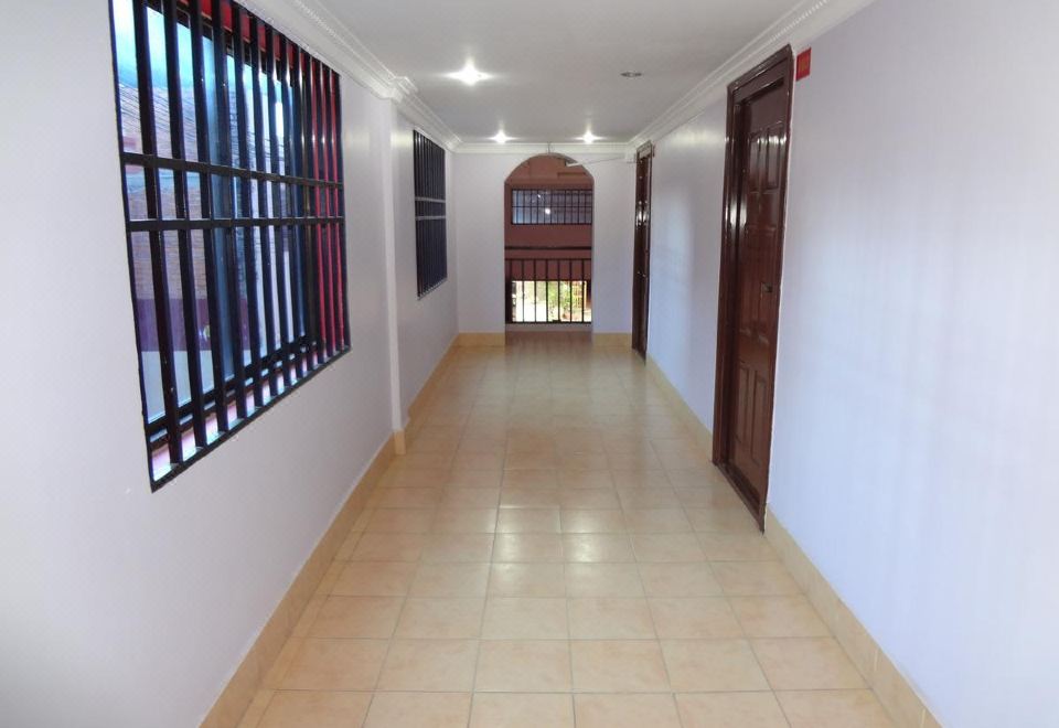 Red House Guesthouse의 아늑한 입구 모습 