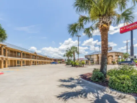 Econo Lodge Inn & Suites Corpus Christi Hotels near Texas State Aquarium