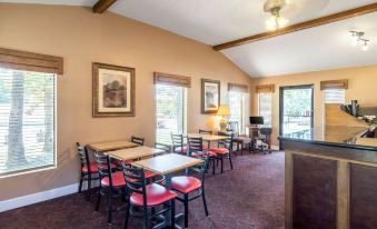 The Parkwood Inn & Suites
