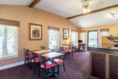 The Parkwood Inn & Suites Отели рядом с достопримечательностью «Holiday Mountain Resort»