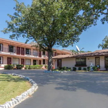 The Parkwood Inn & Suites