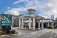 Quality Inn & Suites Clinton - Jackson West - parking