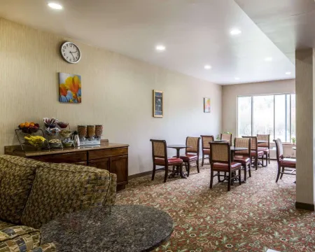 Econo Lodge Lakes Region