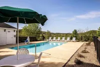 Quality Inn - Pools