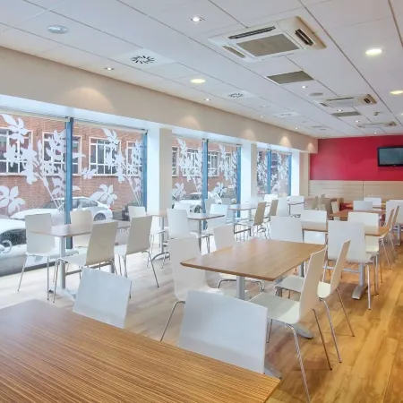 Travelodge Birmingham Central Newhall Street Отели рядом с достопримечательностью «Симфонический Холл»