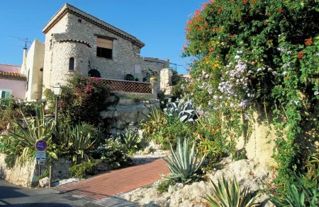 B&B HOTEL Antibes Juan-les-Pins Отели рядом с достопримечательностью «Форт Карре»