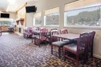 Super 8 by Wyndham Castlegar BC Hotels in Genelle