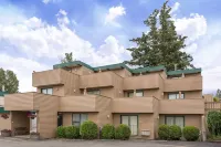 Ramada by Wyndham Quesnel Hotel di Quesnel