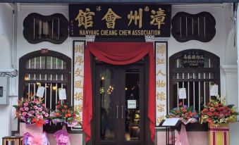 "a storefront with a sign that reads "" auction rooms "" and other businesses decorated for the holiday season" at Kimberley Hotel Georgetown