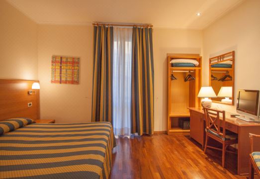 호텔 로렌티아의 아늑한 객실 내부