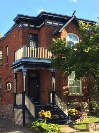The Century House Bed and Breakfast Ottawa Отели рядом с достопримечательностью «Национальный военный мемориал Канады»