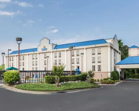 Comfort Inn & Suites Hotels in McDuffie County