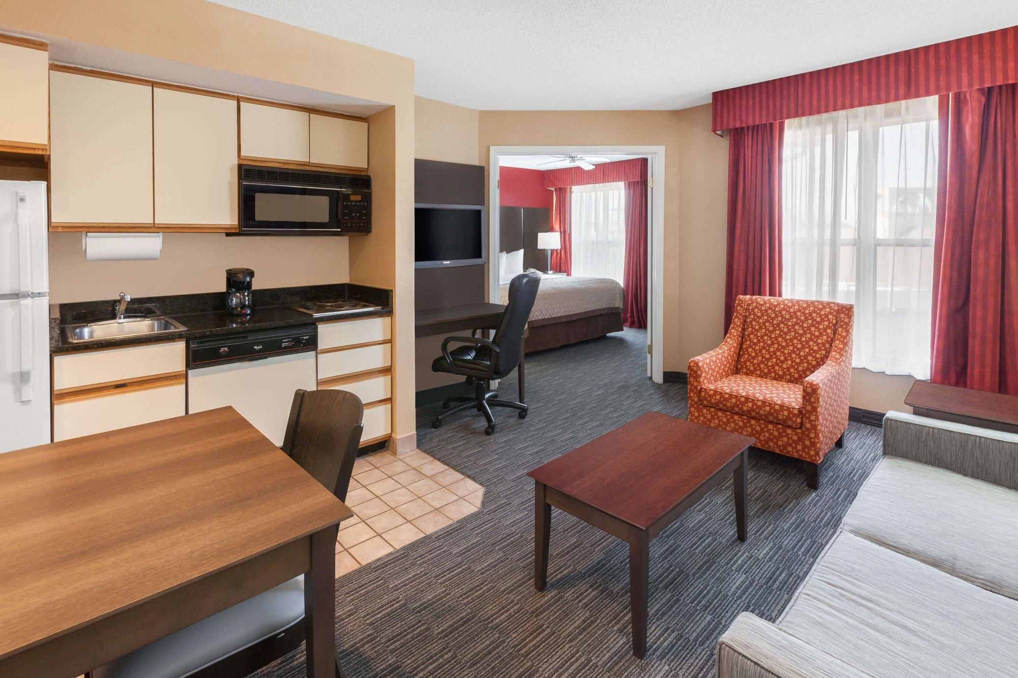 Hawthorn Suites by Wyndham Detroit Warren