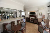 Corner House Hotel Gatwick with Bookable Holiday Parking Hôtels à : Horley