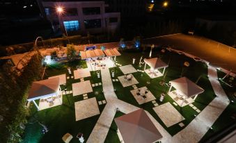 an aerial view of a large , well - maintained courtyard with several tents and people enjoying themselves at Hotel Delta