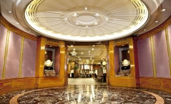 A spacious room in the lobby or main area with a decorative ceiling and tiled floors at The Kimberley Hotel (Tsim Sha Tsui Metropark Hotel)