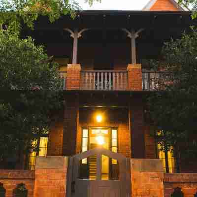 The Houston Wagga Hotel Exterior