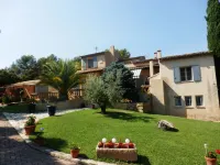 Mas les Vieux chênes Hotels in Lambesc