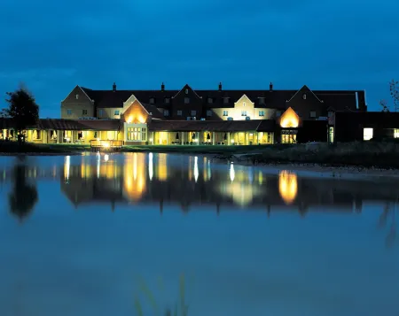 Cambridge Belfry Hotel & Spa Отели рядом с достопримечательностью «Мемориальный камень для Сюй Чжимо»