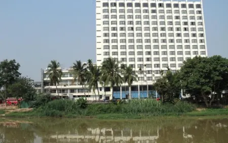 Diamond River Ping Petch-Ngam Hotel Отели рядом с достопримечательностью «Wat Chai Mongkol»